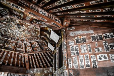 Sazae Tapınağı. 1796 'dan kalma ahşap bir tapınak. Eşsiz bir çift sarmal yapısı ve spiral merdiveni var..