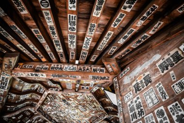 Sazae Tapınağı. 1796 'dan kalma ahşap bir tapınak. Eşsiz bir çift sarmal yapısı ve spiral merdiveni var..