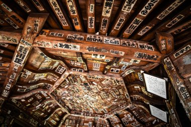 Sazae Tapınağı. 1796 'dan kalma ahşap bir tapınak. Eşsiz bir çift sarmal yapısı ve spiral merdiveni var..