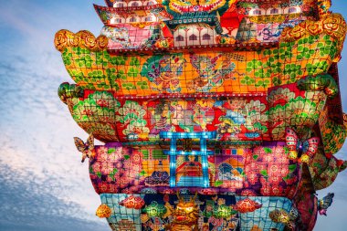 Japonya 'nın Akita kentindeki Noshiro Tenku no Fuyajo Tanabata Festivali Fener Kaleleri. Yüksek kalite fotoğraf