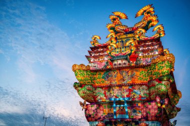 Japonya 'nın Akita kentindeki Noshiro Tenku no Fuyajo Tanabata Festivali Fener Kaleleri. Yüksek kalite fotoğraf
