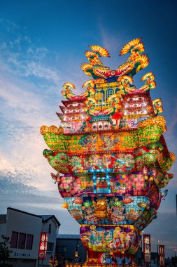 Japonya 'nın Akita kentindeki Noshiro Tenku no Fuyajo Tanabata Festivali Fener Kaleleri. Yüksek kalite fotoğraf