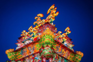 Japonya 'nın Akita kentindeki Noshiro Tenku no Fuyajo Tanabata Festivali Fener Kaleleri. Yüksek kalite fotoğraf