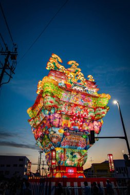 Japonya 'nın Akita kentindeki Noshiro Tenku no Fuyajo Tanabata Festivali Fener Kaleleri. Yüksek kalite fotoğraf