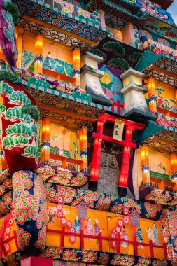 Japonya 'nın Akita kentindeki Noshiro Tenku no Fuyajo Tanabata Festivali Fener Kaleleri. Yüksek kalite fotoğraf