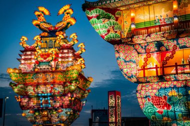 Japonya 'nın Akita kentindeki Noshiro Tenku no Fuyajo Tanabata Festivali Fener Kaleleri. Yüksek kalite fotoğraf