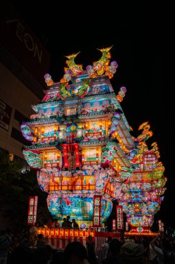 Japonya 'nın Akita kentindeki Noshiro Tenku no Fuyajo Tanabata Festivali Fener Kaleleri. Yüksek kalite fotoğraf