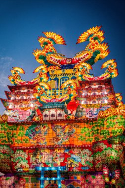 Japonya 'nın Akita kentindeki Noshiro Tenku no Fuyajo Tanabata Festivali Fener Kaleleri. Yüksek kalite fotoğraf