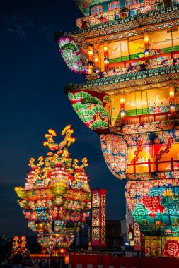 Japonya 'nın Akita kentindeki Noshiro Tenku no Fuyajo Tanabata Festivali Fener Kaleleri. Yüksek kalite fotoğraf