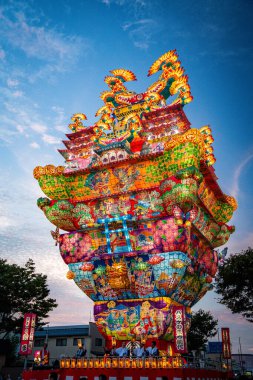 Japonya 'nın Akita kentindeki Noshiro Tenku no Fuyajo Tanabata Festivali Fener Kaleleri. Yüksek kalite fotoğraf
