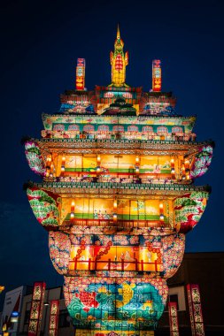 Japonya 'nın Akita kentindeki Noshiro Tenku no Fuyajo Tanabata Festivali Fener Kaleleri. Yüksek kalite fotoğraf