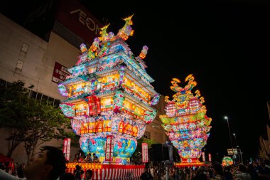 Japonya 'nın Akita kentindeki Noshiro Tenku no Fuyajo Tanabata Festivali Fener Kaleleri. Yüksek kalite fotoğraf