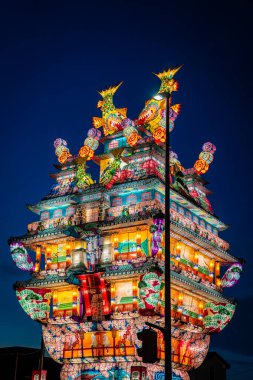 Japonya 'nın Akita kentindeki Noshiro Tenku no Fuyajo Tanabata Festivali Fener Kaleleri. Yüksek kalite fotoğraf