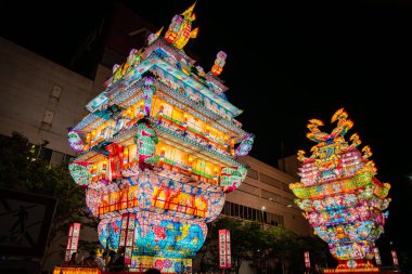 Japonya 'nın Akita kentindeki Noshiro Tenku no Fuyajo Tanabata Festivali Fener Kaleleri. Yüksek kalite fotoğraf