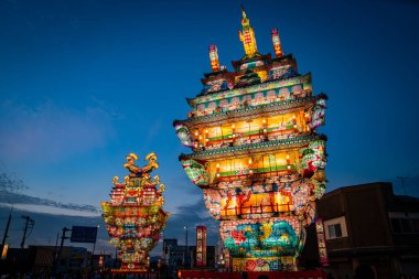 Japonya 'nın Akita kentindeki Noshiro Tenku no Fuyajo Tanabata Festivali Fener Kaleleri. Yüksek kalite fotoğraf