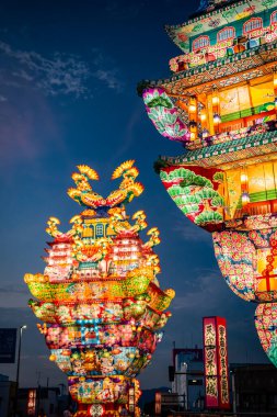 Japonya 'nın Akita kentindeki Noshiro Tenku no Fuyajo Tanabata Festivali Fener Kaleleri. Yüksek kalite fotoğraf