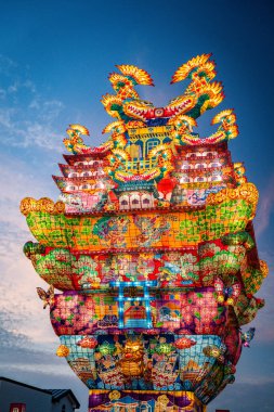 Japonya 'nın Akita kentindeki Noshiro Tenku no Fuyajo Tanabata Festivali Fener Kaleleri. Yüksek kalite fotoğraf