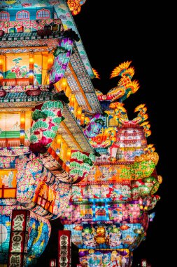 Japonya 'nın Akita kentindeki Noshiro Tenku no Fuyajo Tanabata Festivali Fener Kaleleri. Yüksek kalite fotoğraf