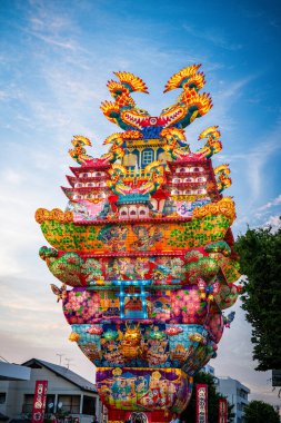 Japonya 'nın Akita kentindeki Noshiro Tenku no Fuyajo Tanabata Festivali Fener Kaleleri. Yüksek kalite fotoğraf