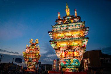 Japonya 'nın Akita kentindeki Noshiro Tenku no Fuyajo Tanabata Festivali Fener Kaleleri. Yüksek kalite fotoğraf