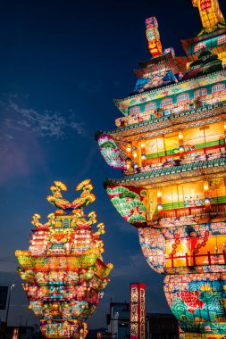 Japonya 'nın Akita kentindeki Noshiro Tenku no Fuyajo Tanabata Festivali Fener Kaleleri. Yüksek kalite fotoğraf