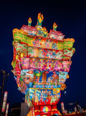 Japonya 'nın Akita kentindeki Noshiro Tenku no Fuyajo Tanabata Festivali Fener Kaleleri. Yüksek kalite fotoğraf