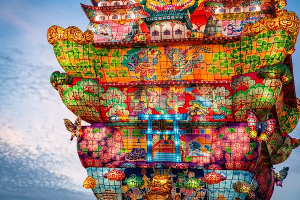 Japonya 'nın Akita kentindeki Noshiro Tenku no Fuyajo Tanabata Festivali Fener Kaleleri. Yüksek kalite fotoğraf