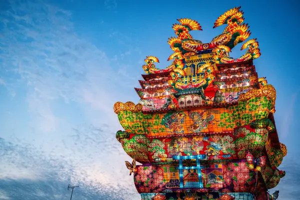 Japonya 'nın Akita kentindeki Noshiro Tenku no Fuyajo Tanabata Festivali Fener Kaleleri. Yüksek kalite fotoğraf