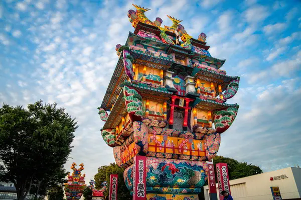 Japonya 'nın Akita kentindeki Noshiro Tenku no Fuyajo Tanabata Festivali Fener Kaleleri. Yüksek kalite fotoğraf