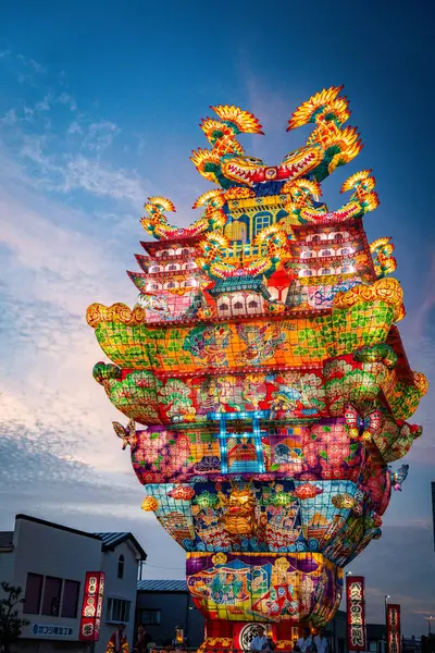 Japonya 'nın Akita kentindeki Noshiro Tenku no Fuyajo Tanabata Festivali Fener Kaleleri. Yüksek kalite fotoğraf