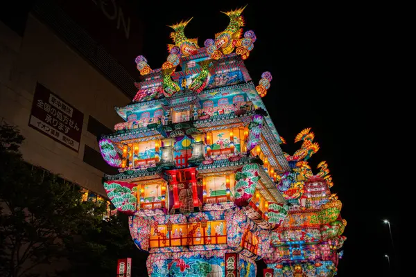 Japonya 'nın Akita kentindeki Noshiro Tenku no Fuyajo Tanabata Festivali Fener Kaleleri. Yüksek kalite fotoğraf