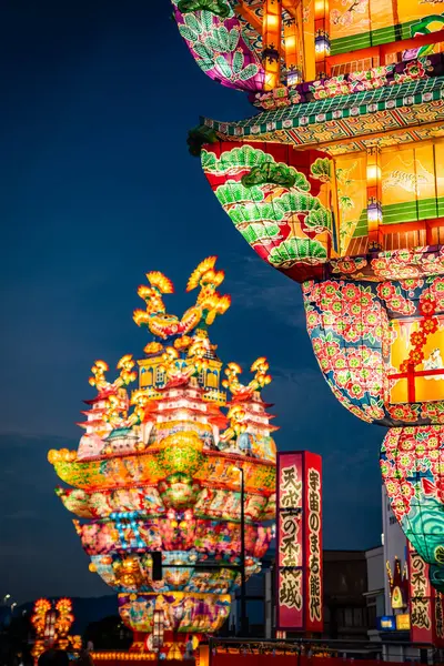 Japonya 'nın Akita kentindeki Noshiro Tenku no Fuyajo Tanabata Festivali Fener Kaleleri. Yüksek kalite fotoğraf