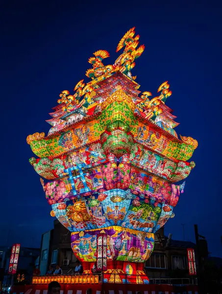 Japonya 'nın Akita kentindeki Noshiro Tenku no Fuyajo Tanabata Festivali Fener Kaleleri. Yüksek kalite fotoğraf
