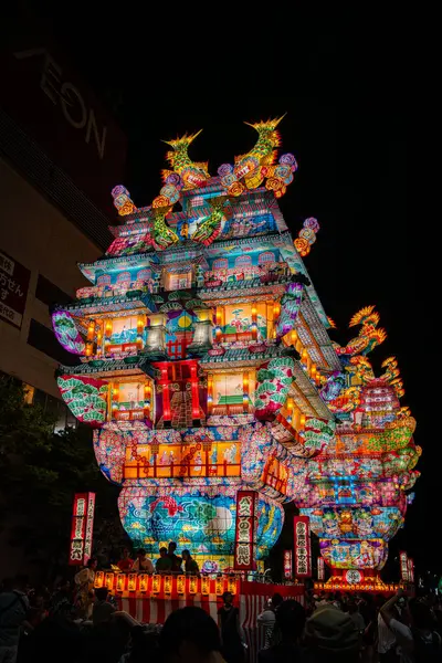 Japonya 'nın Akita kentindeki Noshiro Tenku no Fuyajo Tanabata Festivali Fener Kaleleri. Yüksek kalite fotoğraf