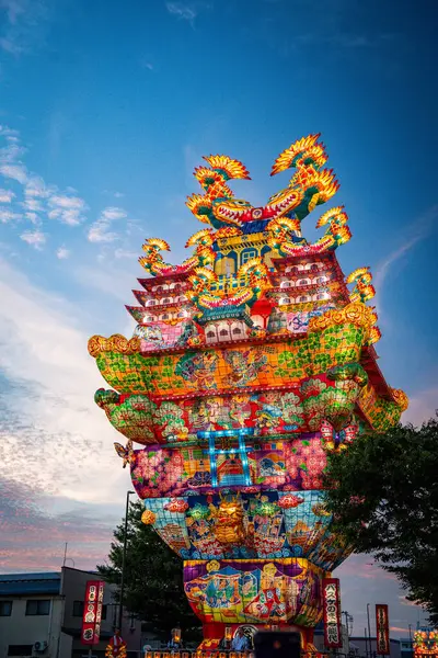 Japonya 'nın Akita kentindeki Noshiro Tenku no Fuyajo Tanabata Festivali Fener Kaleleri. Yüksek kalite fotoğraf