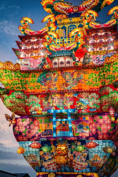 Japonya 'nın Akita kentindeki Noshiro Tenku no Fuyajo Tanabata Festivali Fener Kaleleri. Yüksek kalite fotoğraf