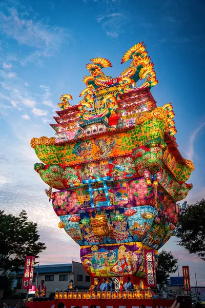 Japonya 'nın Akita kentindeki Noshiro Tenku no Fuyajo Tanabata Festivali Fener Kaleleri. Yüksek kalite fotoğraf