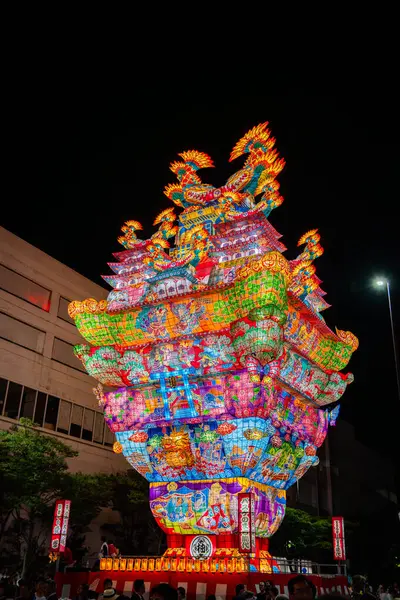 Japonya 'nın Akita kentindeki Noshiro Tenku no Fuyajo Tanabata Festivali Fener Kaleleri. Yüksek kalite fotoğraf