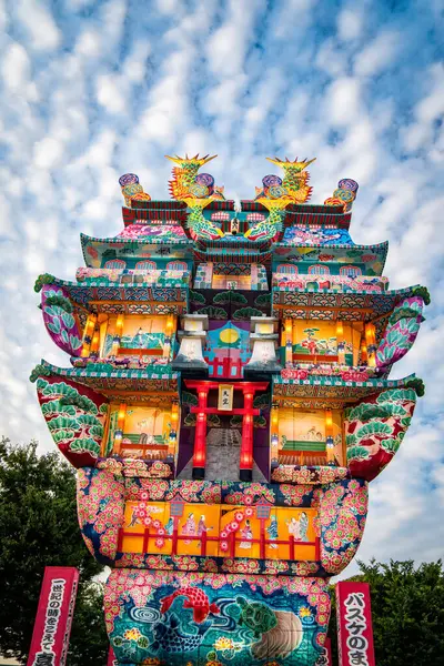 Japonya 'nın Akita kentindeki Noshiro Tenku no Fuyajo Tanabata Festivali Fener Kaleleri. Yüksek kalite fotoğraf