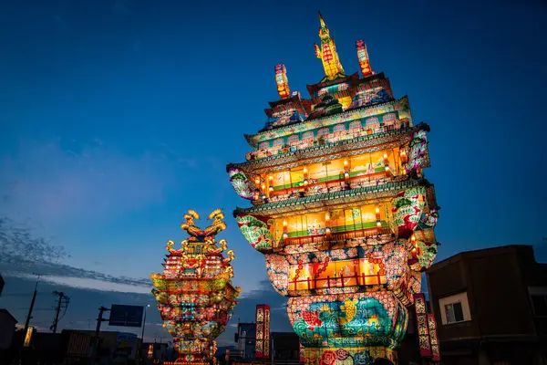 Japonya 'nın Akita kentindeki Noshiro Tenku no Fuyajo Tanabata Festivali Fener Kaleleri. Yüksek kalite fotoğraf