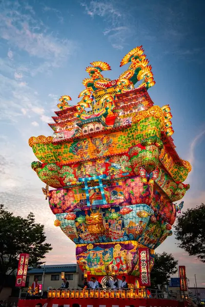 Japonya 'nın Akita kentindeki Noshiro Tenku no Fuyajo Tanabata Festivali Fener Kaleleri. Yüksek kalite fotoğraf