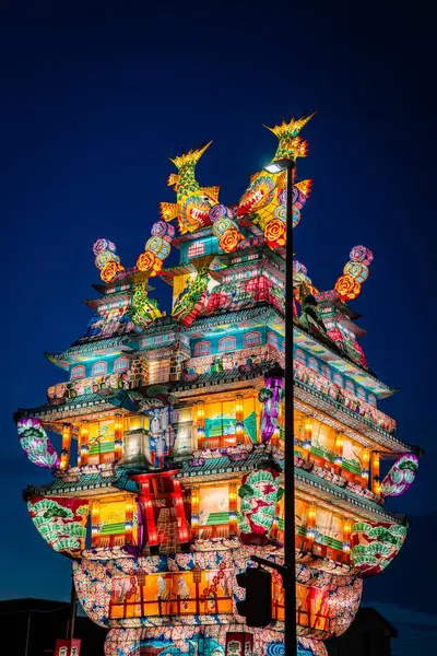 Japonya 'nın Akita kentindeki Noshiro Tenku no Fuyajo Tanabata Festivali Fener Kaleleri. Yüksek kalite fotoğraf