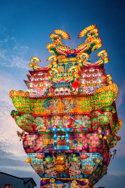 Japonya 'nın Akita kentindeki Noshiro Tenku no Fuyajo Tanabata Festivali Fener Kaleleri. Yüksek kalite fotoğraf