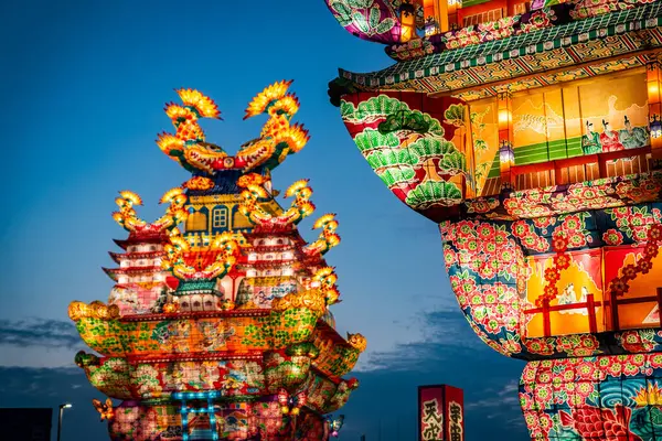 Japonya 'nın Akita kentindeki Noshiro Tenku no Fuyajo Tanabata Festivali Fener Kaleleri. Yüksek kalite fotoğraf