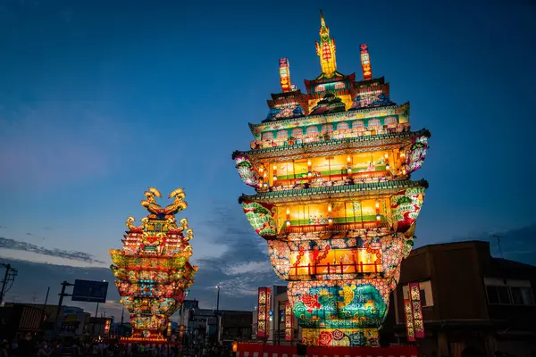 Japonya 'nın Akita kentindeki Noshiro Tenku no Fuyajo Tanabata Festivali Fener Kaleleri. Yüksek kalite fotoğraf