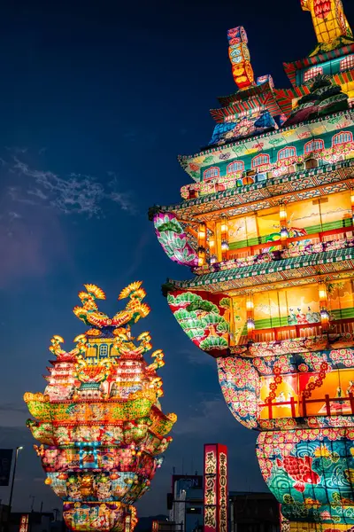 Japonya 'nın Akita kentindeki Noshiro Tenku no Fuyajo Tanabata Festivali Fener Kaleleri. Yüksek kalite fotoğraf