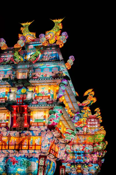 Japonya 'nın Akita kentindeki Noshiro Tenku no Fuyajo Tanabata Festivali Fener Kaleleri. Yüksek kalite fotoğraf