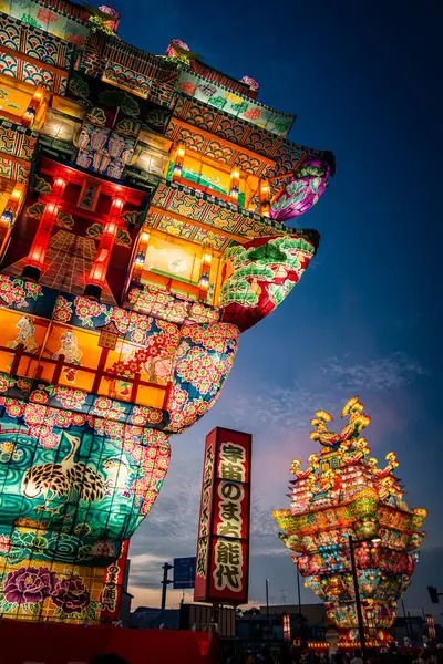 Japonya 'nın Akita kentindeki Noshiro Tenku no Fuyajo Tanabata Festivali Fener Kaleleri. Yüksek kalite fotoğraf