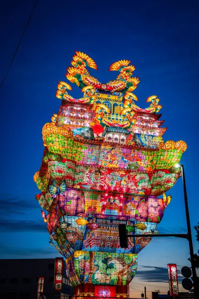 Japonya 'nın Akita kentindeki Noshiro Tenku no Fuyajo Tanabata Festivali Fener Kaleleri. Yüksek kalite fotoğraf