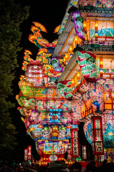 Japonya 'nın Akita kentindeki Noshiro Tenku no Fuyajo Tanabata Festivali Fener Kaleleri. Yüksek kalite fotoğraf